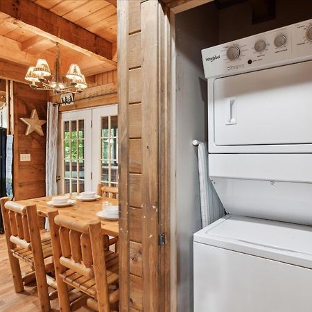 A Charming Cabin, Pool, Firepit, Hot Tub-Jacuzzi Gatlinburg Dış mekan fotoğraf