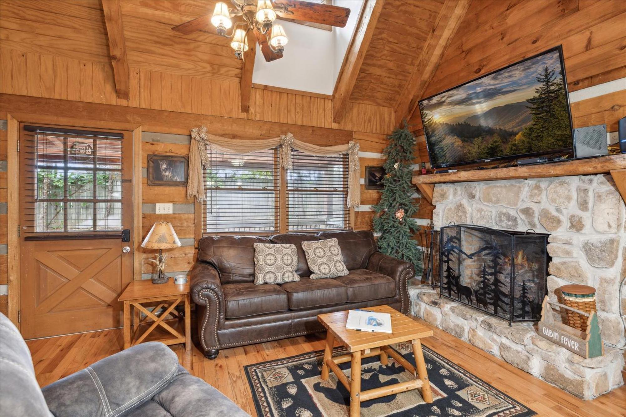 A Charming Cabin, Pool, Firepit, Hot Tub-Jacuzzi Gatlinburg Dış mekan fotoğraf